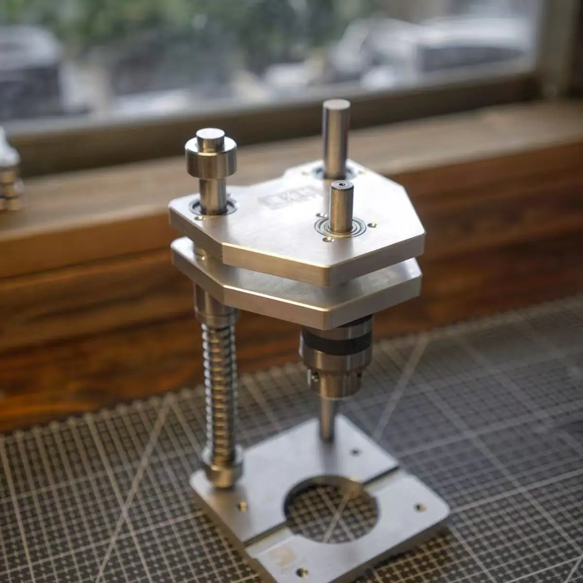 Drill Press - แท่นเจาะแนวตั้งความแม่นยำสูง - แท่นช่วยเจาะสำหรับโปรไฟล์อะลูมิเนียมและแท่นเจาะงานไม้